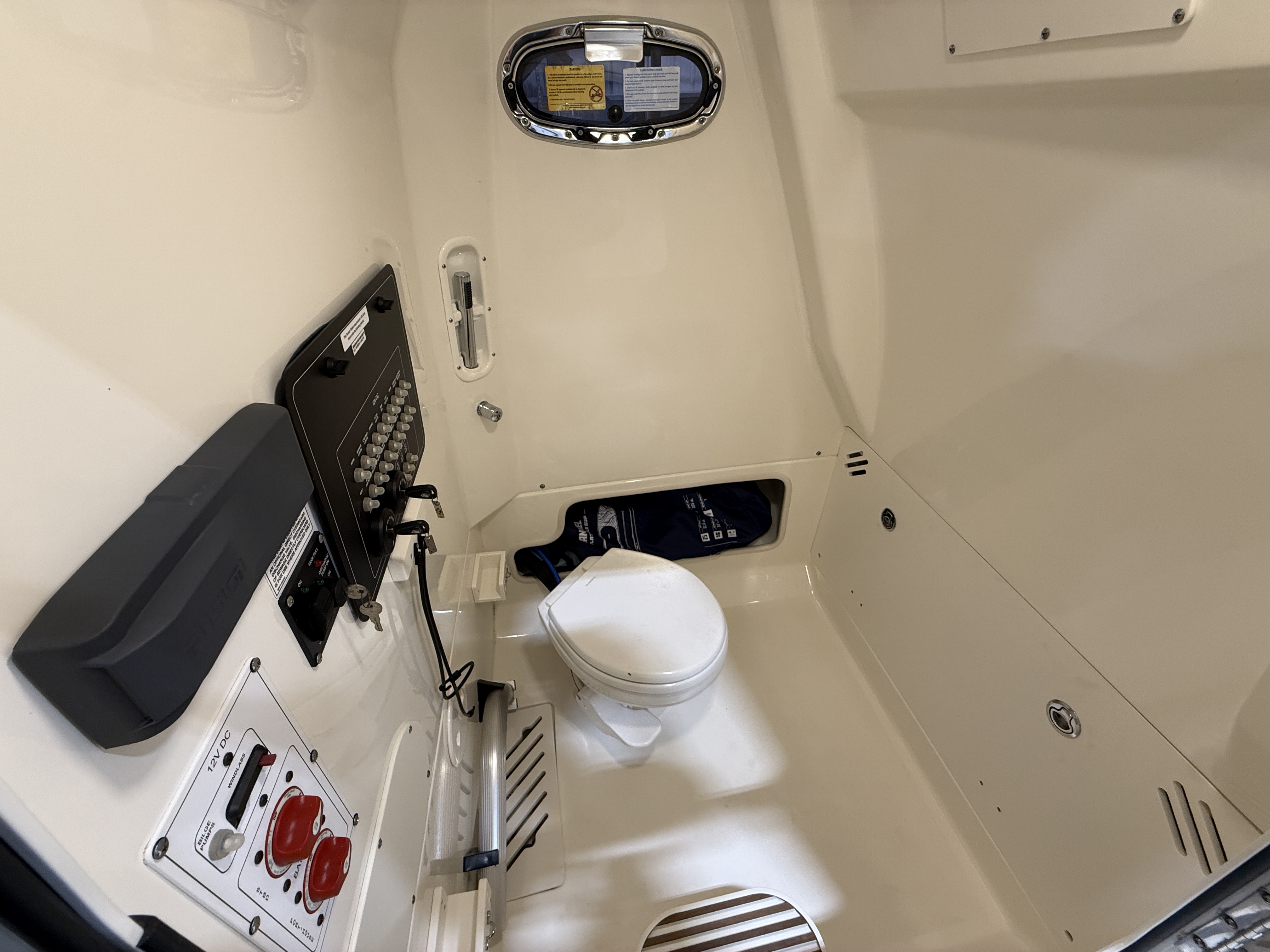 2021 Boston Whaler 250 Outrage